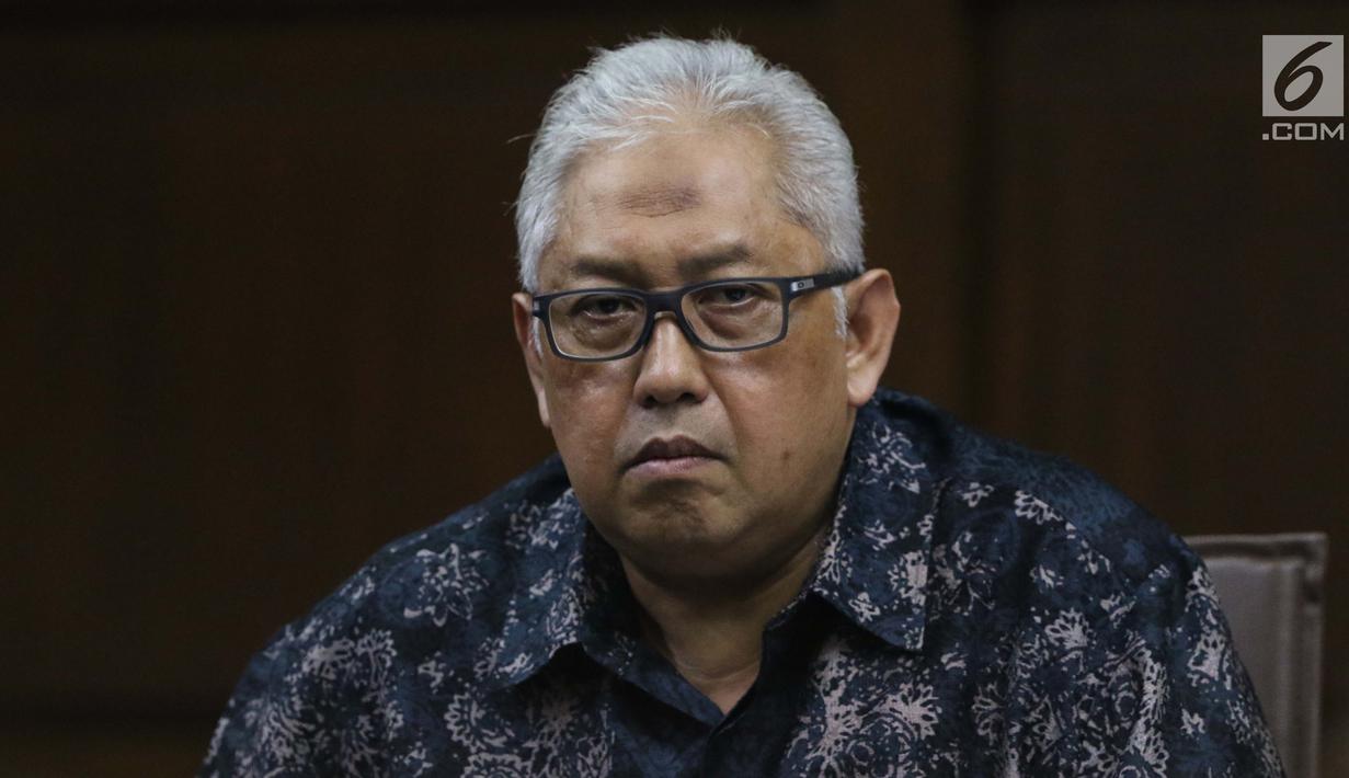 Terdakwa dugaan suap anggota Komisi I DPR 2014-2019 Fayakhun Andriadi terkait penambahan anggaran untuk pengadaan proyek satelit monitoring dan drone Bakamla, Erwin Syaaf Arief saat menjalani sidang lanjutan di Pengadilan Tipikor, Jakarta, Senin (5/8/2019). (Liputan6.com/Helmi Fithriansyah)