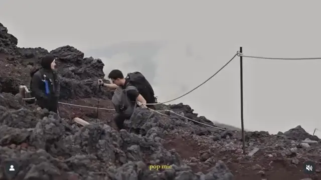 6 Potret Rey Mbayang dan Dinda Hauw Hiking ke Gunung Fuji, Rayakan Anniversary ke-5