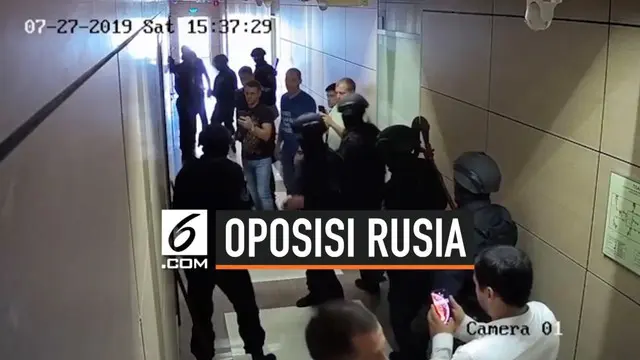 Seorang presenter televisi kelompok oposisi ditangkap polisi saat sedang menayangkan siaran langsung demonstrasi di Rusia.