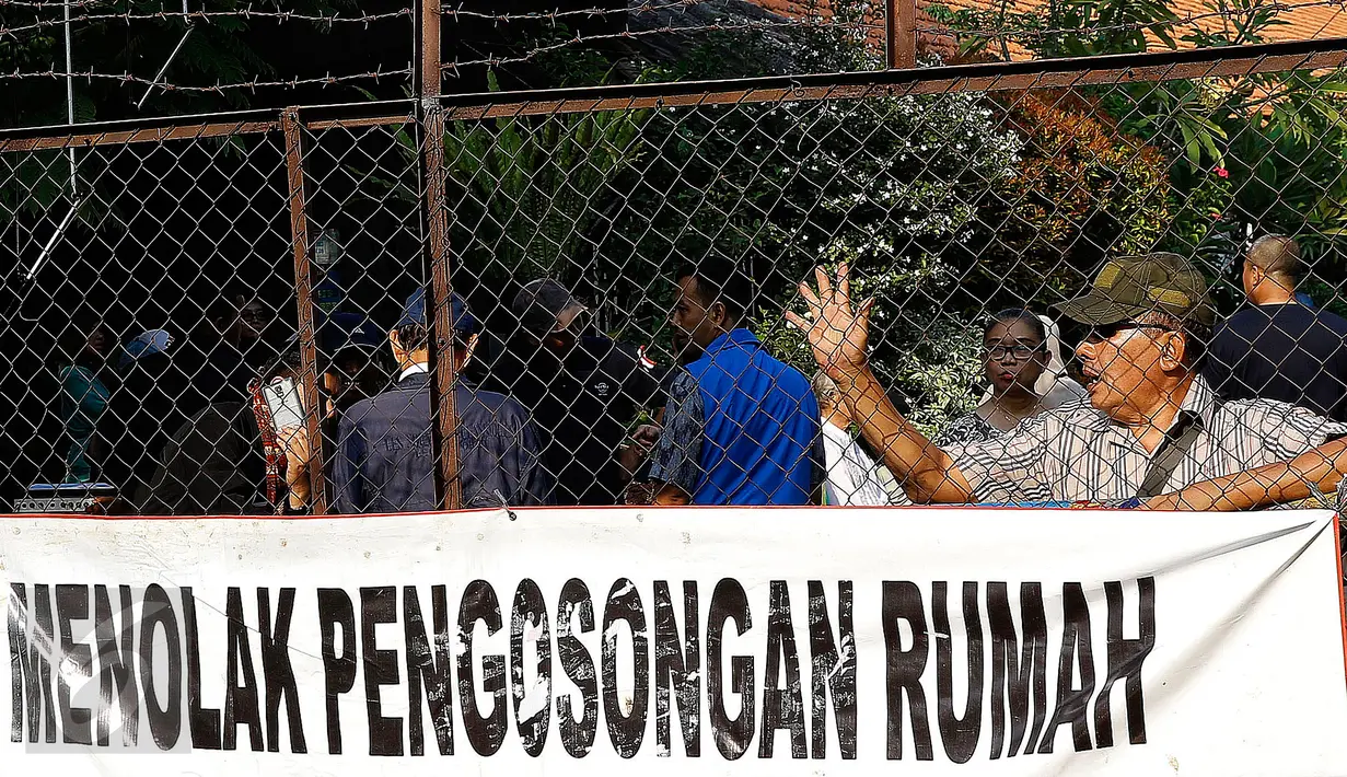 Warga Perumahan Perwira Mabad, Rawabelong, Jakarta, menutup gerbang kompleks sebagai bentuk penolakan pengosongan rumah mereka, Senin (7/9). Kodam Jaya berencana melakukan pengosongan puluhan rumah purnawirawan anggota TNI AD. (Liputan6.com/Yoppy Renato)