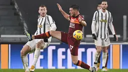 Gelandang Juventus, Dejan Kulusevski berebut bola dengan gelandang AS Roma, Jordan Veretout pada pekan ke-21 Liga Italia di Allianz Stadium, Minggu dinihari WIB (7/2/2021). Kemenangan Juventus 2-0 ditentukan Cristiano Ronaldo dan gol bunuh diri bek Roma, Roger Ibanez. (Marco Alpozzi/LaPresse via AP)