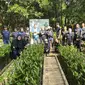 Menanam pohon mangrove. (Liputan6.com/ ist)