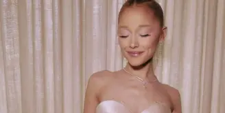 Ariana Grande tampil dengan gaun unik dan manis, dengan taburan kristal.