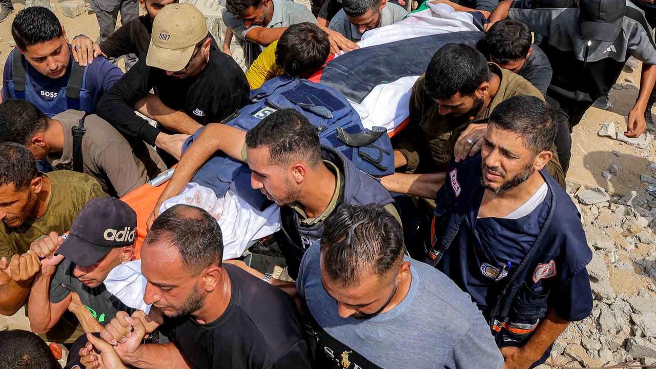 FOTO: Tangis Haru Iringi Pemakaman Lima Jurnalis Al Jazeera Korban Serangan Israel di Gaza