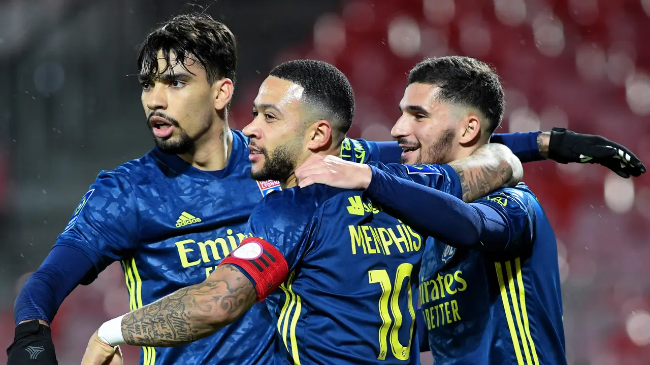 FOTO: Kalahkan Brest 3-2, Lyon Gusur Lille dari Puncak Klasemen - Houssem Aouar; Memphis Depay; Lucas Paqueta
