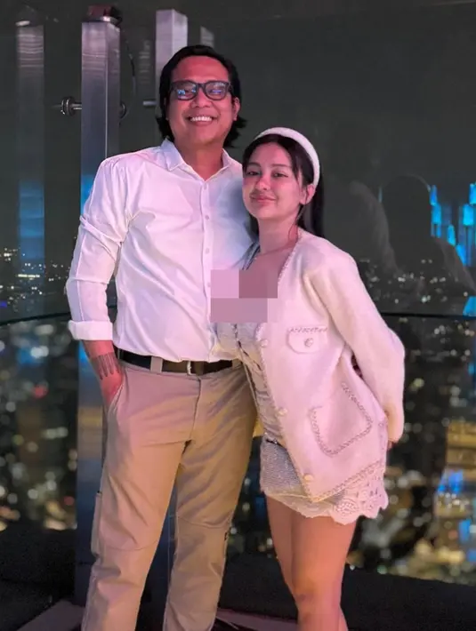 Tak hanya Gofar, pemilik nama asli Cupi Warsita itu juga mengunggah kebersamaan mereka dengan menyertakan keterangan, "Abdul (emoji kue ulang tahun)". Dengan jawaban manis, Gofar pun membalasnya di kolom komentar dengan ucapan terima kasih, "Makasih sayang!" (Liputan6.com/IG/@pergijauh)