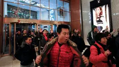 Pengunjung berebut masuk ke Macy Herald Square pada hari "Black Friday" di Manhattan, New York, Kamis (24/11). Black Friday adalah tradisi hari belanja terbesar tahunan di Amerika yang berlangsung sehari setelah hari Thanksgiving. (REUTERS/Andrew Kelly)