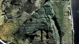 Mekanisme Antikythera saat ditampilkan di Museum Arkeologi Nasional, Athena , Yunani 9 Juni 2016. Mekanisme benda ini adalah sebagai komputer untuk mengukur pergerakan bintang-bintang dan planet-planet. (GAMBAR REUTERS / Alkis Konstantinidis)
