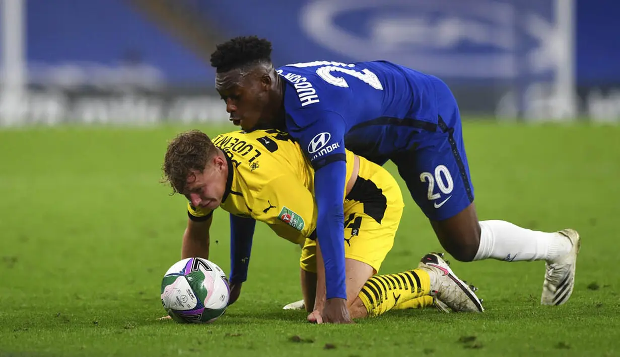 Pemain Chelsea, Callum Hudson-Odoi, berebut bola dengan pemain Barnsley, Kilian Ludewig, pada laga Piala Liga Inggris di Stadion Stamford Bridge, Kamis (24/9/2020). Chelsea menang dengan skor 6-0. (AP Photo/Neil Hall)