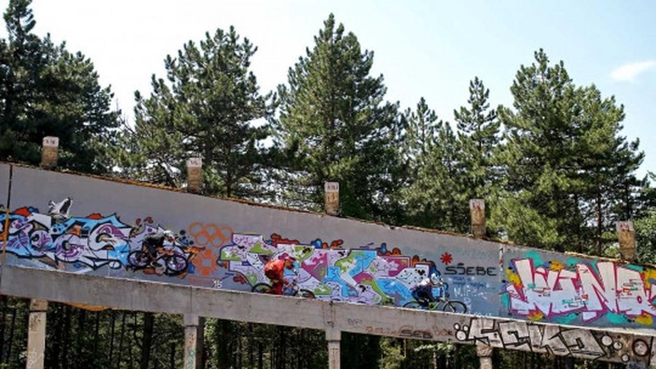Aksi nekat bikers Downhill ngebut di lintasan miring 90 derajat