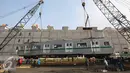 Petugas menurunkan gerbong KRL seri 6000 yang tiba di Pelabuhan Tanjung Priok, Jakarta, Jumat (29/7). Pada tahap pertama tahun ini, PT KAI Commuter Jabodetabek mendatangkan 30 dari 60 unit KRL Tokyo Metro Jepang. (Liputan6.com/Immanuel Antonius)