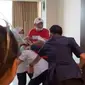 Potongan video penganiayaan yang dilakukan JT (baju merah) ke perawat RS Siloam Sriwijaya Palembang Sumsel (Dok. Instagram @palembangwikwikwik / Nefri Inge)