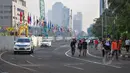 Sejumlah warga memenuhi kawasan Bundaran HI, Jakarta, Minggu (19/4/2015). Beberapa warga mengaku tidak tahu jika car free day ditiadakan selama pelaksanaan Konferensi Asia Afrika (KAA). (Liputan6.com/Faizal Fanani)