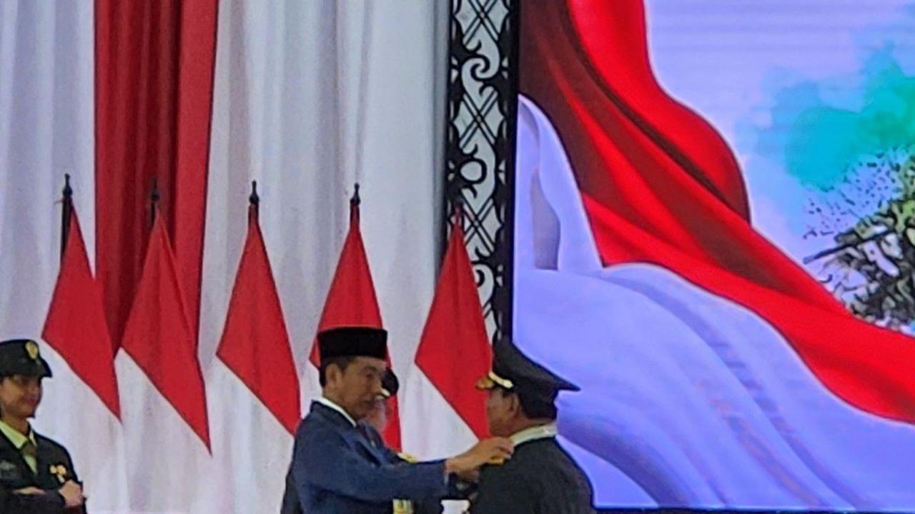 "Ini bukan hanya sekarang, dulu pernah diberikan kepada Susilo Bambang Yudhoyono, sudah pernah diberikan kepada Luhut Binsar Panjaitan sesuatu yang sudah biasa di TNI maupun di Polri," kata Jokowi.&nbsp;<br>