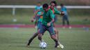Pemain Timnas Indonesia U-22. Evan Dimas, menggocek Ezra Walian saat latihan di Stadion UKM, Selangor, Senin (14/8/2017). Ini merupakan latihan terakhir jelang laga SEA Games melawan Thailand. (Bola.com/Vitalis Yogi Trisna)