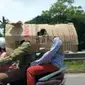 Demi melindungi diri dari panas, ada-ada saja yang dilakukan oleh orang-orang di Vietnam berikut ini