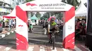 Warga melintas deket gapura kampanye Indonesia Bisa Emas, Road to Rio 2016 di Senayan, Jakarta, Minggu (20/3/2016). (Bola.com/Nicklas Hanoatubun)