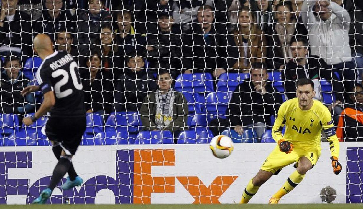 Pemain FK Qarabag, Richard Almeida, mencetak gol melalui penalti ke gawang Tottenham Hotspur di laga Grup J Liga Europa di Stadion White Hart Lane, London, Inggris, Jumat (18/9/2015) dini hari WIB. (AFP Photo/Ian Kington)