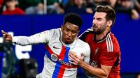 Pemain Barcelona Alejandro Balde (kiri) berebut bola dengan pemain Osasuna Jon Moncayola pada pertandingan sepak bola Liga Spanyol di Stadion El Sadar, Pamplona, Spanyol, 8 November 2022. Barcelona menang 2-1. (AP Photo/Alvaro Barrientos)
