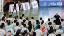 Seorang pelatih memberikan semangat kepada guru olahraga saat mengikuti pelatihan pendidikan basket di GOR Ciracas, Jakarta, Rabu (24/1). Pelatihan diikuti 5.000 guru olahraga dari 3.000 sekolah di seluruh DKI Jakarta. (Liputan6.com/Faizal Fanani)