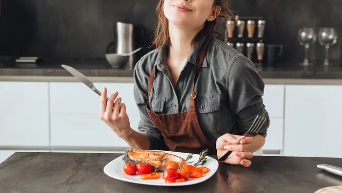 ilustrasi makan ikan/shutterstock