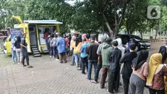 Warga mengantre untuk menukarkan uang receh di layanan Bank Keliling di Jakarta Islamic Centre, Jakarta Utara, Rabu (12/4/2023). (merdeka.com/Iqbal S. Nugroho)
