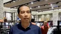 Presiden Jokowi belanja pakaian dan nonton di bioskop di mal. 