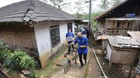 Ibas menggowes sepeda untuk membagikan langsung sembako untuk warga Pacitan. (Istimewa)