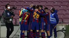Penyerang Barcelona, Antoine Griezmann melakukan selebrasi setelah mencetak gol kedua untuk timnya ke gawang Athletic Bilbao pada pekan ke-21 Liga Spanyol 2020/21 di Stadion Camp Nou, Senin (1/2/2021) dini hari WIB. Barcelona sukses mengalahkan Athletic Bilbao 2-1. (AP Photo/Joan Monfort)