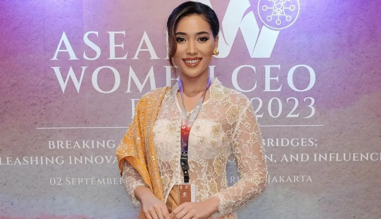 Lalu, ada penampilan mengagumkan dari Puteri Indonesia 2022, Laksmi DeNeefe Suardana yang juga menjadi pembicara di KTT ASEAN 2023. Laksmi tampil mengenakan kebaya putih semi transparan bermotif floral yang berkilauan, dipadu dengan inner putih polos. [Foto: Instagram/laksmideneefe]
