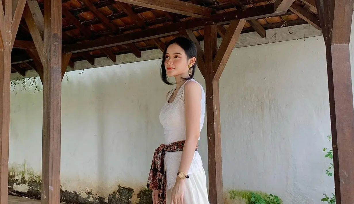 Tak hanya pada outfit utama, Fanny Soegiarto juga kenakan batik pada slip on shoes-nya. Slip on kece itu jadi sentuhan yang smooth pada penampilan serba putih [@fannysoegi]