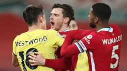 Bek Liverpool, Andrew Robertson (tengah) terlibat pertikaian dengan gelandang Burnley, Ashley Westwood dalam laga lanjutan Liga Inggris 2020/21 di Anfield Stadium, Liverpool, Kamis (21/1/2021). Liverpool kalah 0-1 dari Burnley. (AFP/Clive Brunskill/Pool)