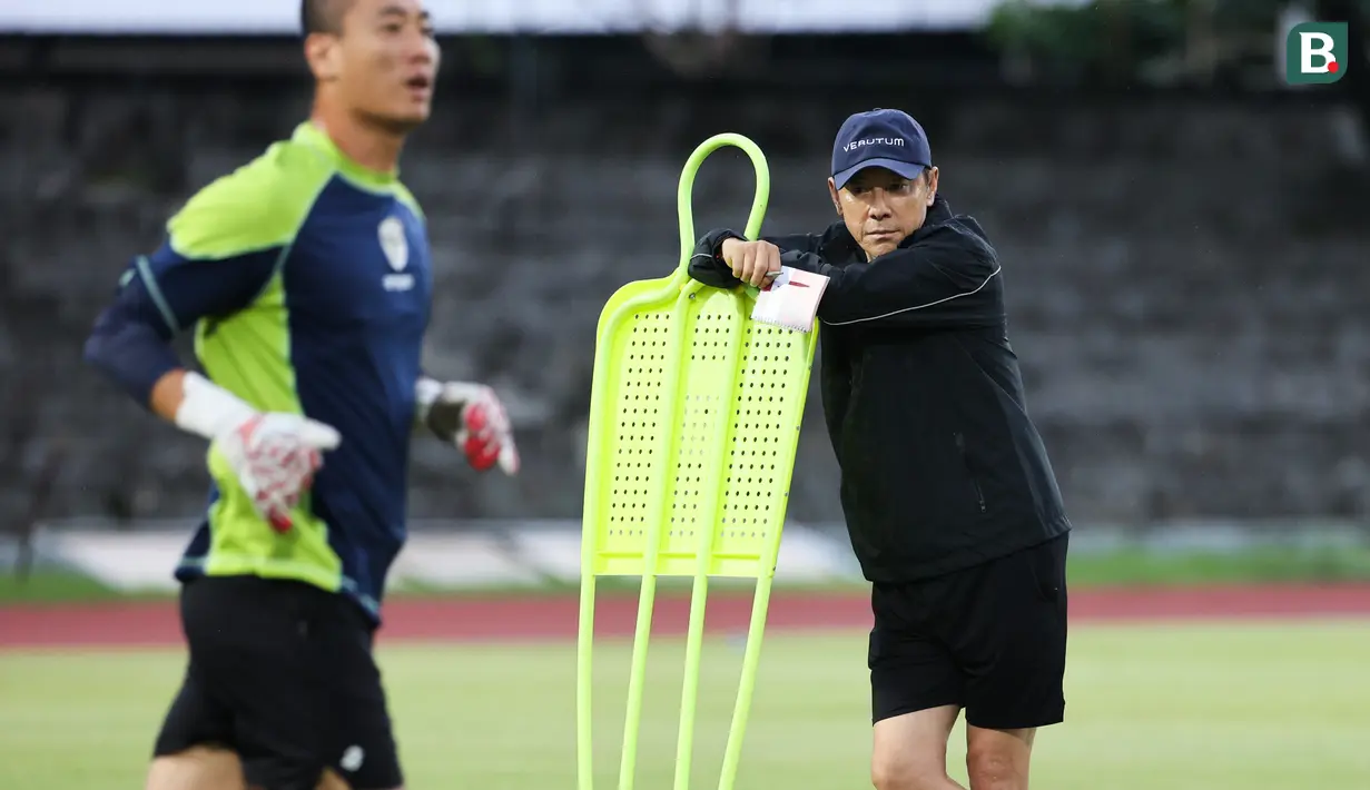 Pelatih Timnas Indonesia, Shin Tae-yong (kanan) memimpin latihan resmi jelang laga terakhir Grup B Piala AFF 2024 melawan Filipina di Stadion Sriwedari, Solo, Jawa Tengah, Jumat (20/12/2024). (Bola.com/Abdul Aziz)
