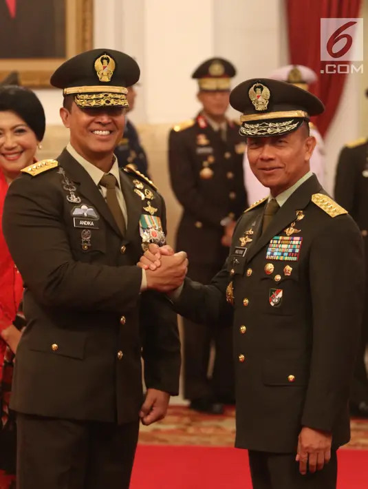 KSAD yang baru, Letjen Andika Perkasa dan KSAD yang sebelumnya, Jenderal TNI Mulyono melakukan salam komando seusai upacara pelantikan di Istana Kepresidenan, Jakarta, Kamis (22/11). (Liputan6.com/Angga Yuniar)
