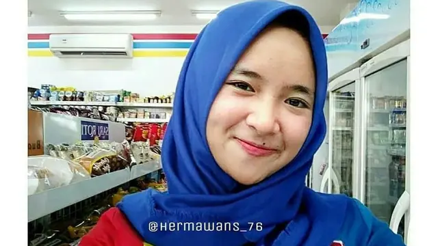 6 Editan Foto Seleb Berhijab Jadi Kasir Minimarket, Fans Meringis Lihatnya