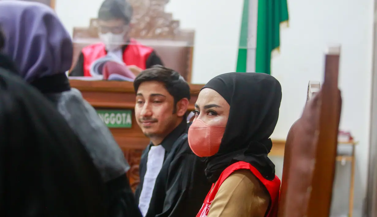 Medina Zein harus terpisah dari anak sejak jadi tahanan kejaksaan.(Kapanlagi.com/Muhammad Akrom Sukarya)