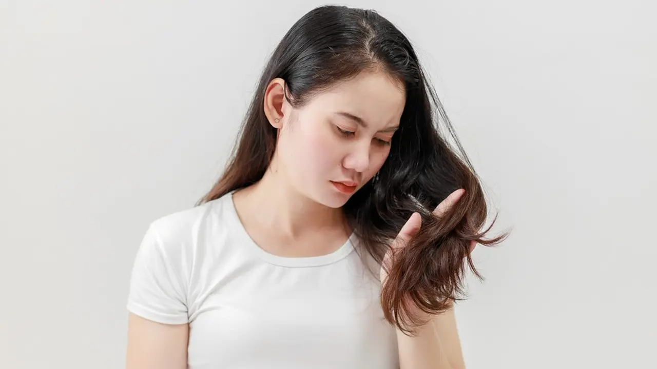 12 Penyebab Kulit Kepala Bau Apek yang Jarang Disadari, Cek Cara Mengatasinya!