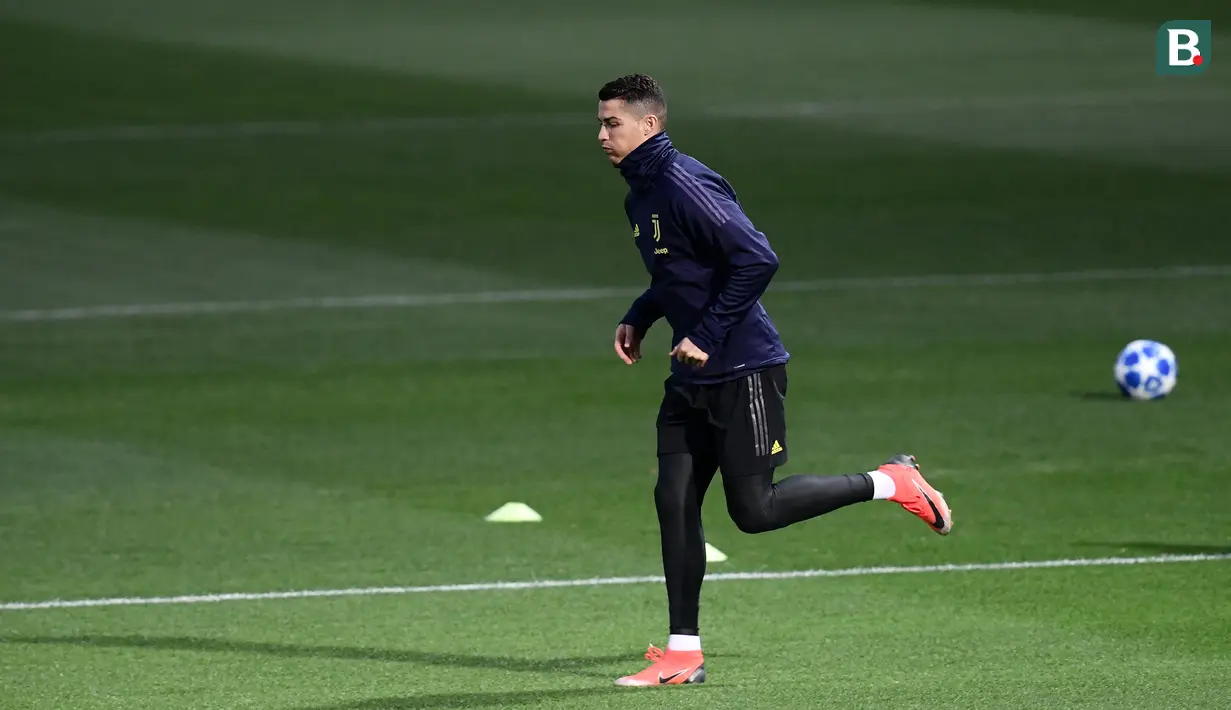 Pemain Juventus, Cristiano Ronaldo, berlari saat latihan di Stadion Allianz, Turin, Senin (26/11). Latihan ini persiapan jelang laga Liga Champions melawan Valencia. (AFP/Marco Bertorello)