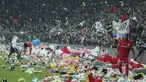 Suporter melempar mainan ke lapangan selama pertandingan Liga Turki (Super Lig) antara Besiktas dan Antalyaspor di stadion Vodafone, Istanbul, Minggu (26/2/2023). Selama pertandingan, para fans melemparkan sejumlah besar mainan lunak untuk disumbangkan kepada anak-anak yang terkena dampak gempa kuat pada 6 Februari di tenggara Turki. (AP Photo)