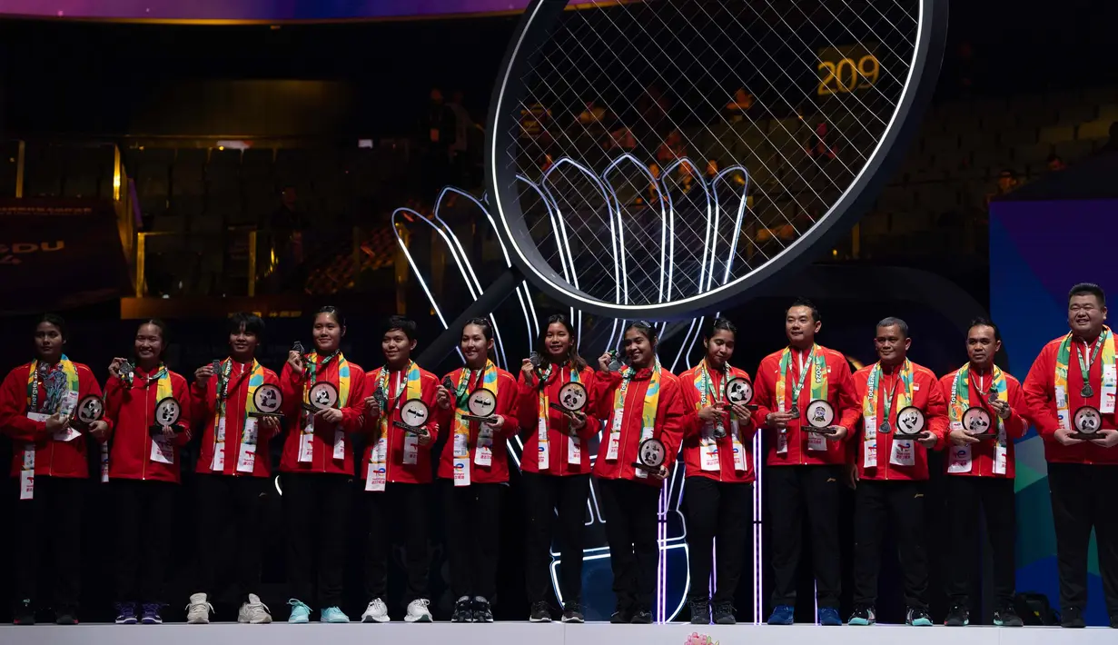 Tim Indonesia berdiri di podium dengan medali perak setelah final Piala Uber yang diadakan di Chengdu, Provinsi Sichuan, China, Minggu, 5 Mei 2024. (AP Photo/Ng Han Guan)