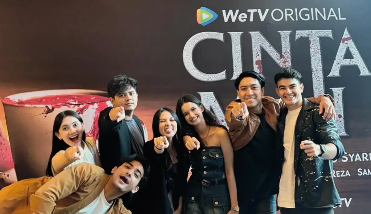 Dalam foto konferensi pers series Cinta Mati ini, kedekatan Aliando dan Richelle sudah terlihat. Meski dirumorkan pacaran, namun Aliando dan Richelle Skornicki belum buka suara. Kedekatan keduanya semakin curi perhatian karena beredar foto keduanya liburan bareng di Pulau Dewata, Bali. Bahkan dalam foto yang beredar terlihat Aliando merangkul Richelle Skornicki. (Liputan6.com/IG/@chelle.gs)