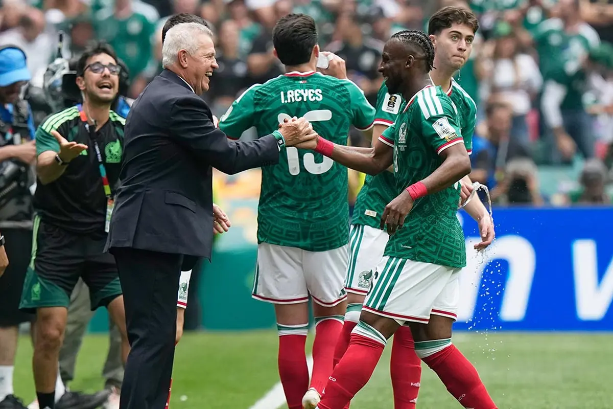 Javier Aguirre bersama Julian Quinones