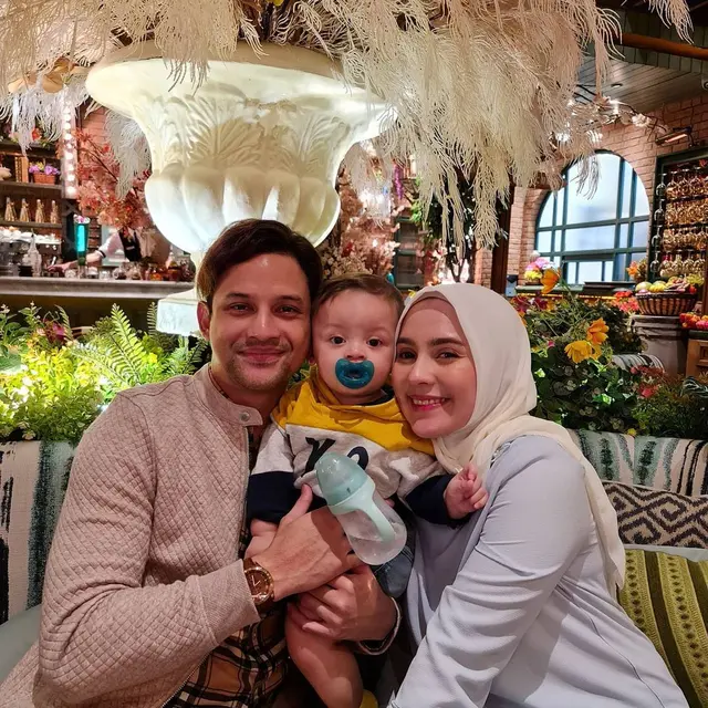 Usir Pengasuh Lalai, Ini 7 Kebersamaan Lucky Perdana dan Lidi Brugman Asuh Anak