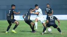 Pemain PSS Sleman, Kevin Gomes, berusaha menerima umpan dari rekannya namun sudah terkepung pemain Dewa United pada laga pekan ke-15 BRI Liga 1 di Stadion Indomilk Arena, Tangerang, Jumat (6/10/2023). Kekalahan ini semakin menambah derita PSS. (Bola.com/M. Iqbal Ichsan)