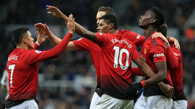 Para pemain Manchester United merayakan gol yang dicetak Marcus Rashford ke gawang Newcastle pada laga Premier League di Stadion St James Park, Newcastle, Rabu (2/1). Newcastle kalah 0-2 dari MU. (AFP/Lindsey Parnaby)