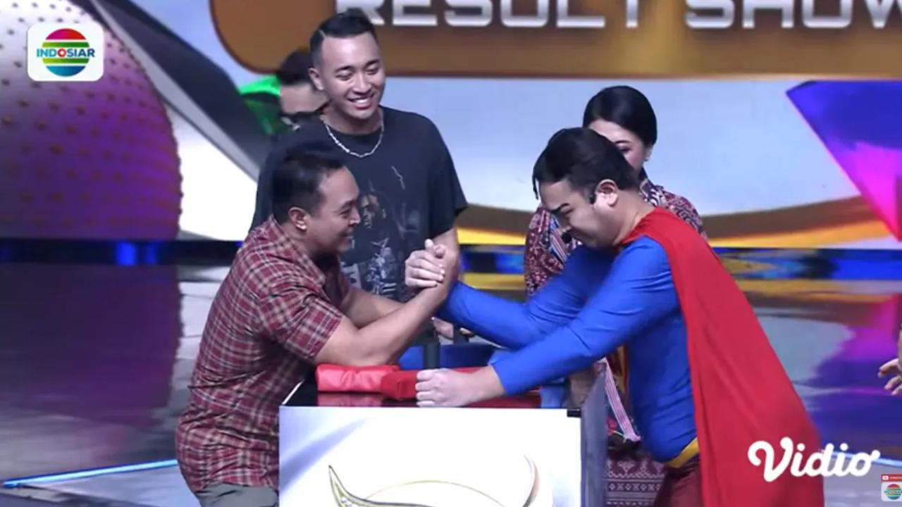 Aksi Gilang Dirga yang adu panco melawan Andika Perkasa langsung mencuri perhatian netizen. Mereka ikut tertawa.