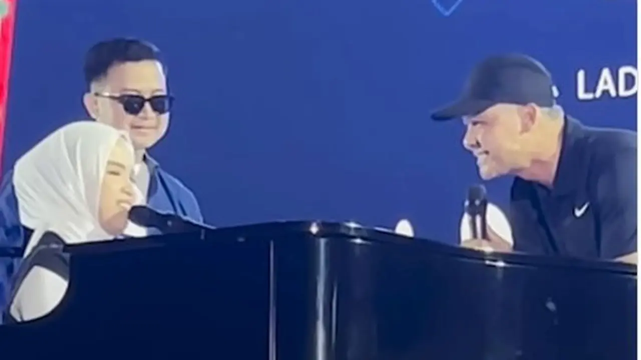 Aksi Ganjar saat duet bareng Putri Ariani saat konser di Solo. (Istimewa)