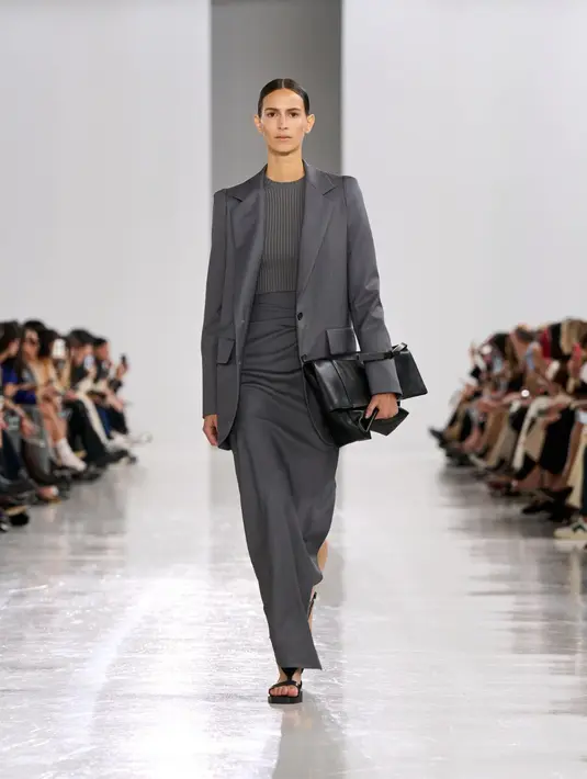 Penggunaan bahan-bahan seperti poplin, gabardine dan drill memberi impresi clean dan kualitas tinggi. [Dok/MaxMara].