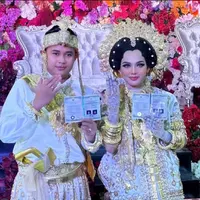 Melihat busana pengantin adat bugis dari Putri Isnari dan Abdul Azis (@aditya_tarakan87)