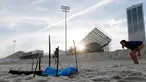 Seorang wanita melihat bagian dari tubuh yang terpotong di Pantai Copacabana, Rio de Janeiro, Brasil (29/6). Potongan tubuh  yang ditemukan di dekat arena voli tersebut sontak menggegerkan pengunjung serta pemerintah setempat. (REUTERS/Sergio Moraes)